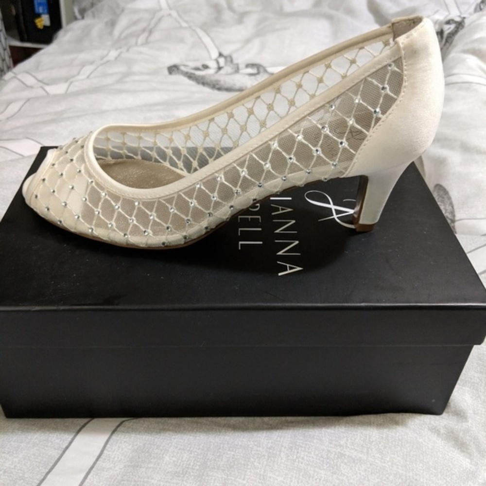 Adrianna Papell ivory evening pumps